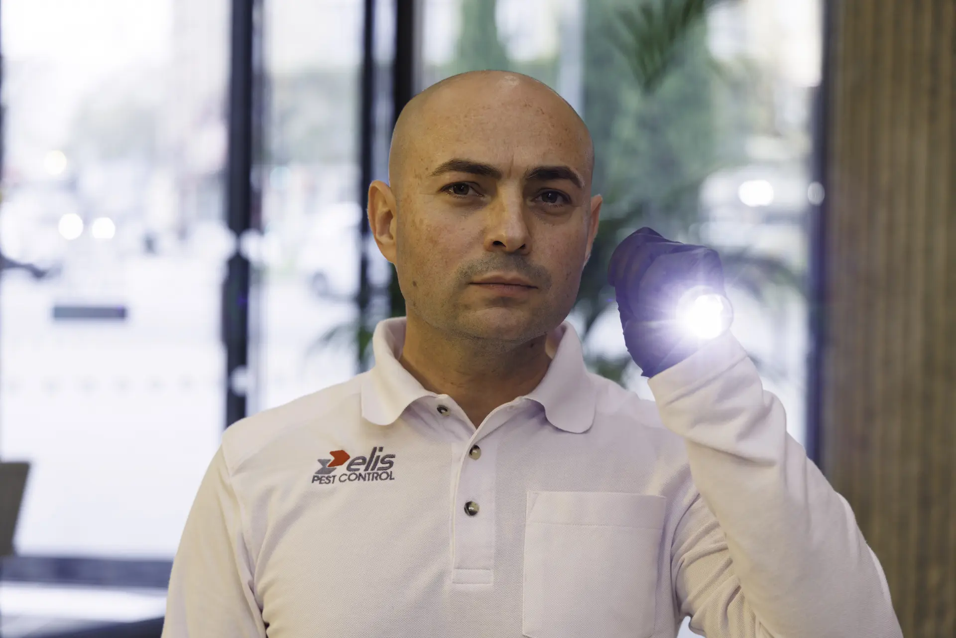 technicien elis pest control avec une lampe